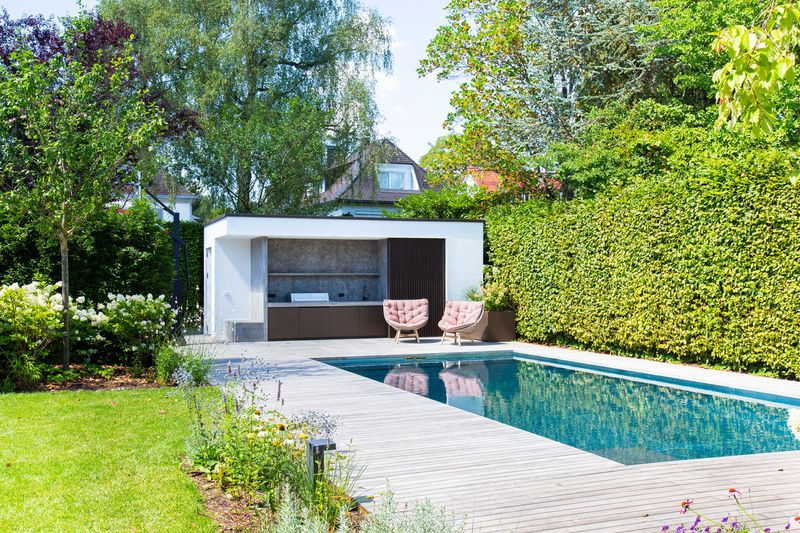 Poolhaus am Edelstahl-Pool