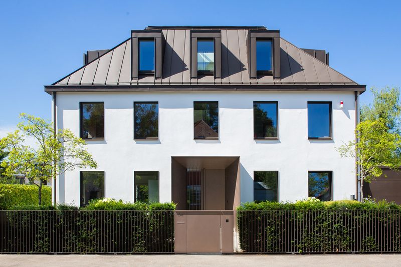 Villa mit Stabzaun, Gartentor und Eingangsportal aus Stahl