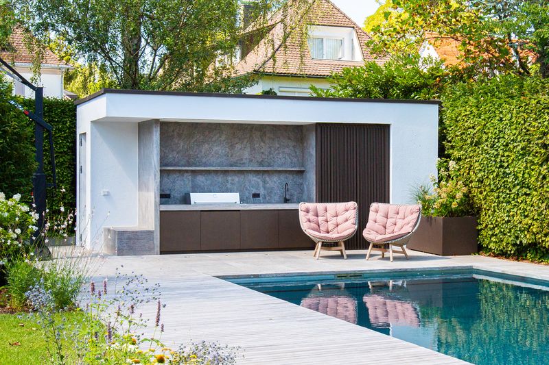 Poolhaus mit Sitzplatz am Edelstahl-Pool