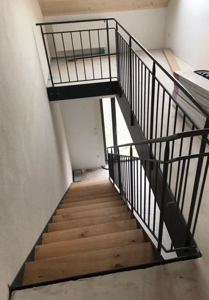 Treppe mit Geländer und Holzstufen