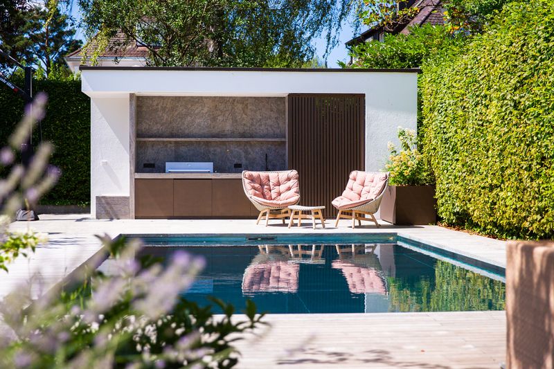 Poolhaus spiegelt sich im Edelstahl-Pool