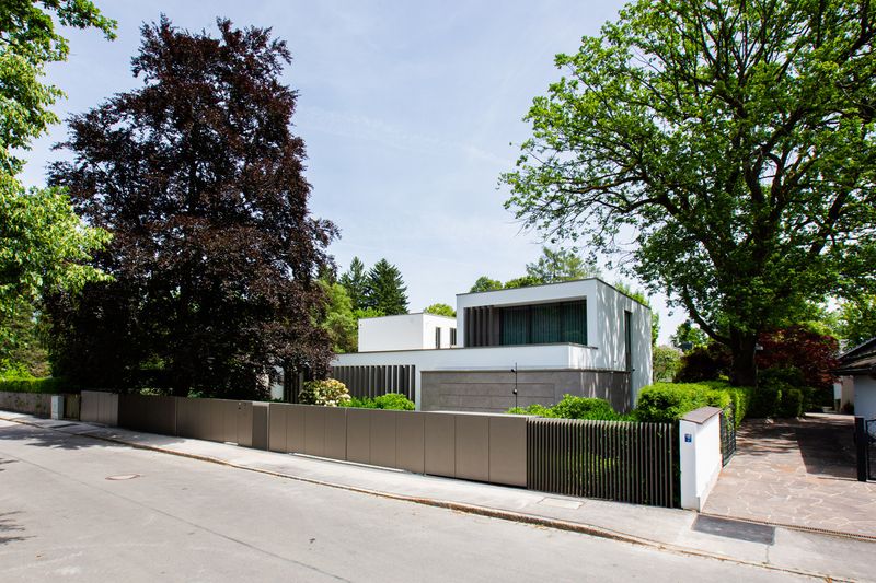 Zaunanlage aus Stahl an der Straße