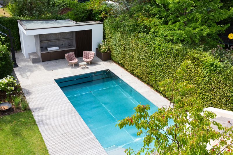 Edelstahl-Pool V4A von oben, dahinter das Poolhaus