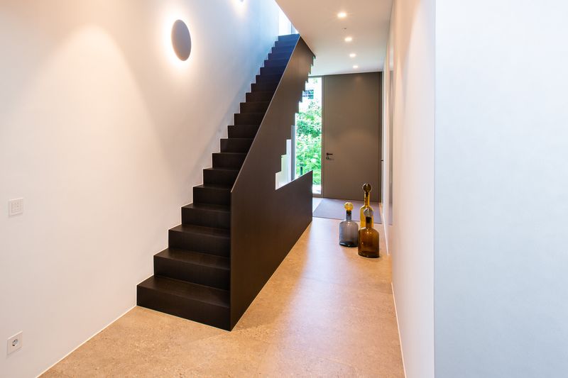 Faltwerktreppe aus Stahl in der Seitenansicht