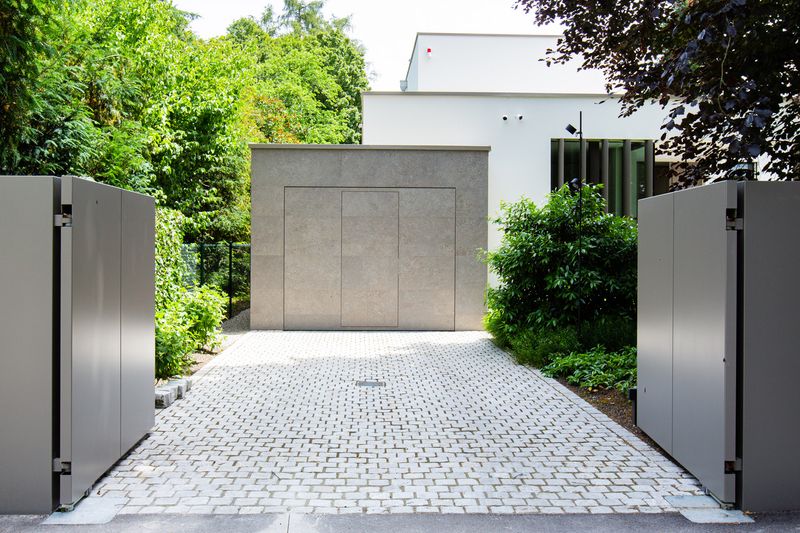 Zweiflügeliges Einfahrtstor aus Stahl, geöffnet
