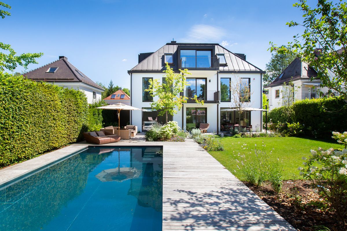 Garten mit Edelstahl-Pool V4A vor der Villa
