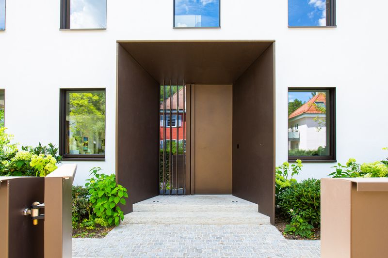 Eingangsportal aus pulverbeschichtetem Stahl
