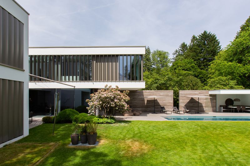Villa mit Lamellenfassade und Pool