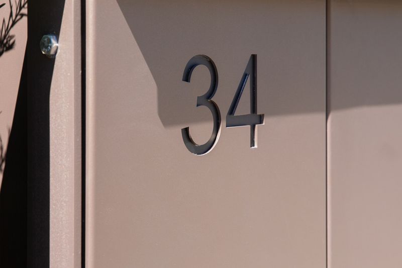 Hausnummer aus Stahl am Gartentor