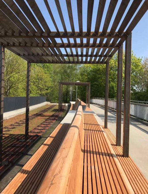 Pergola mit Bänken aus Cortenstahl