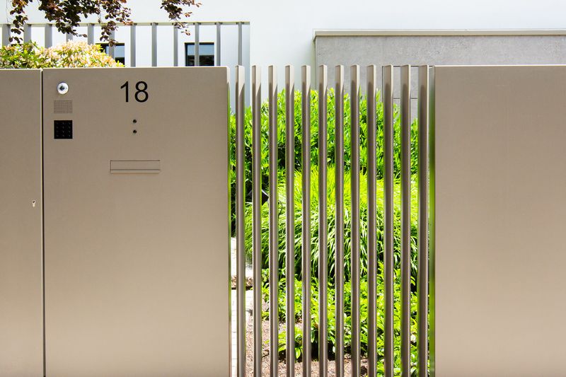 Briefkastenanlage mit Hausnummer und Stabelementen