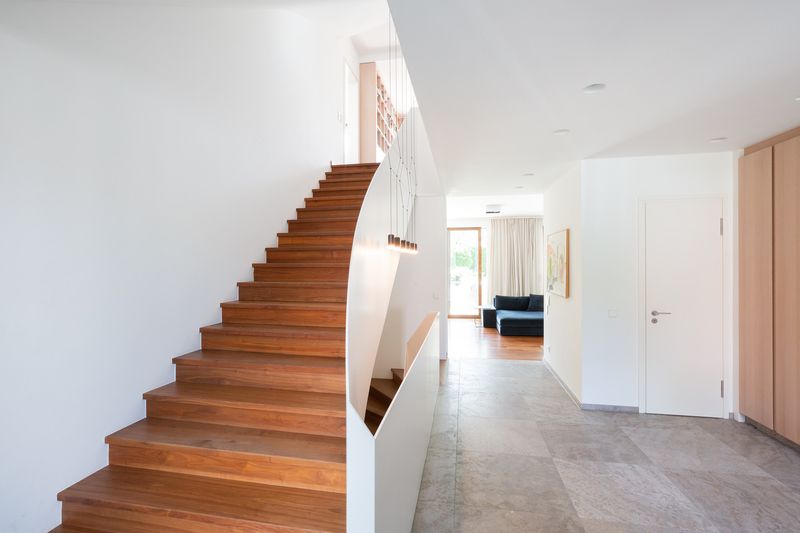 Treppe mit Holzstufen im Flur