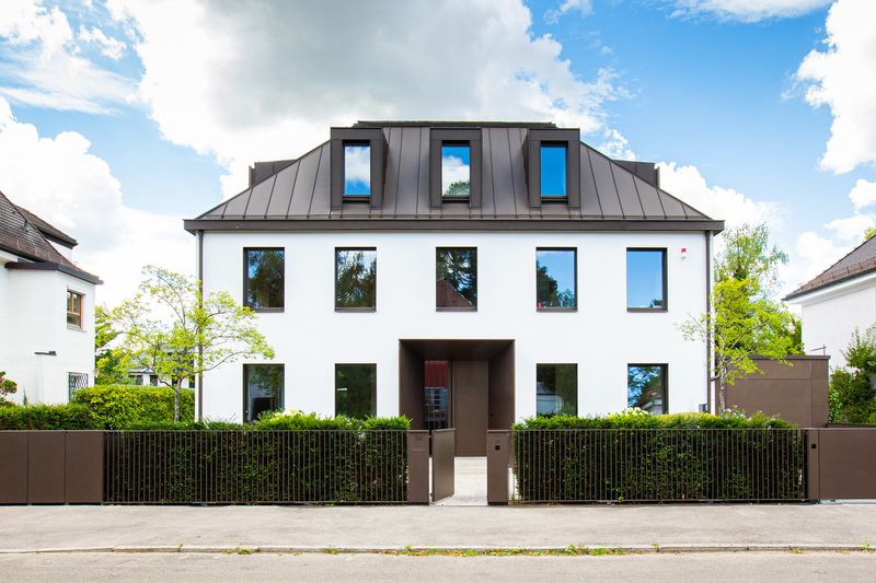 Straßenansicht der Villa mit Stabzaun und Eingangsportal