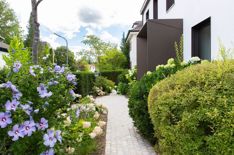 Gartenweg zum Eingangsportal