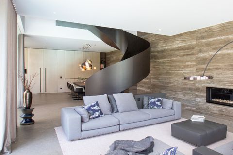 Wendeltreppe aus Stahl im Wohnzimmer