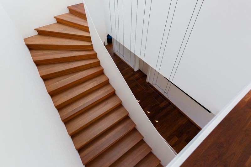 Treppenauge mit Holzstufen und Stabgeländer