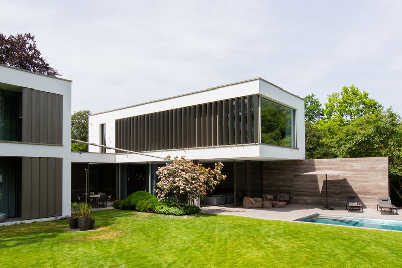 Gartenansicht mit Lamellenfassade aus Stahl